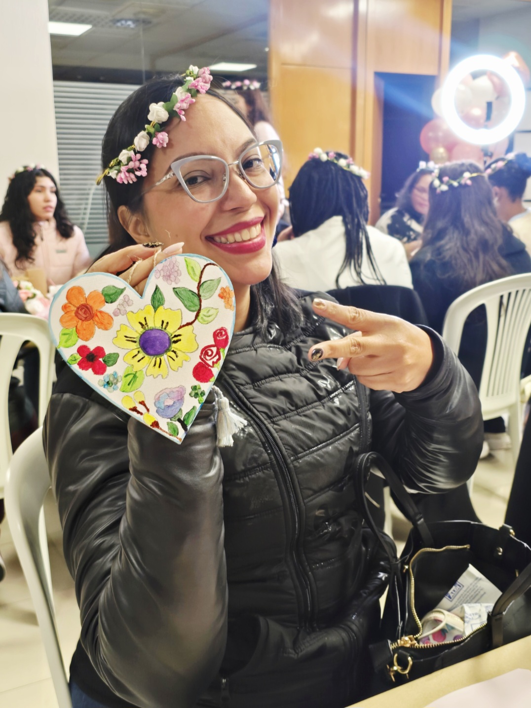 Asistente sonriendo con su corazón pintado a mano