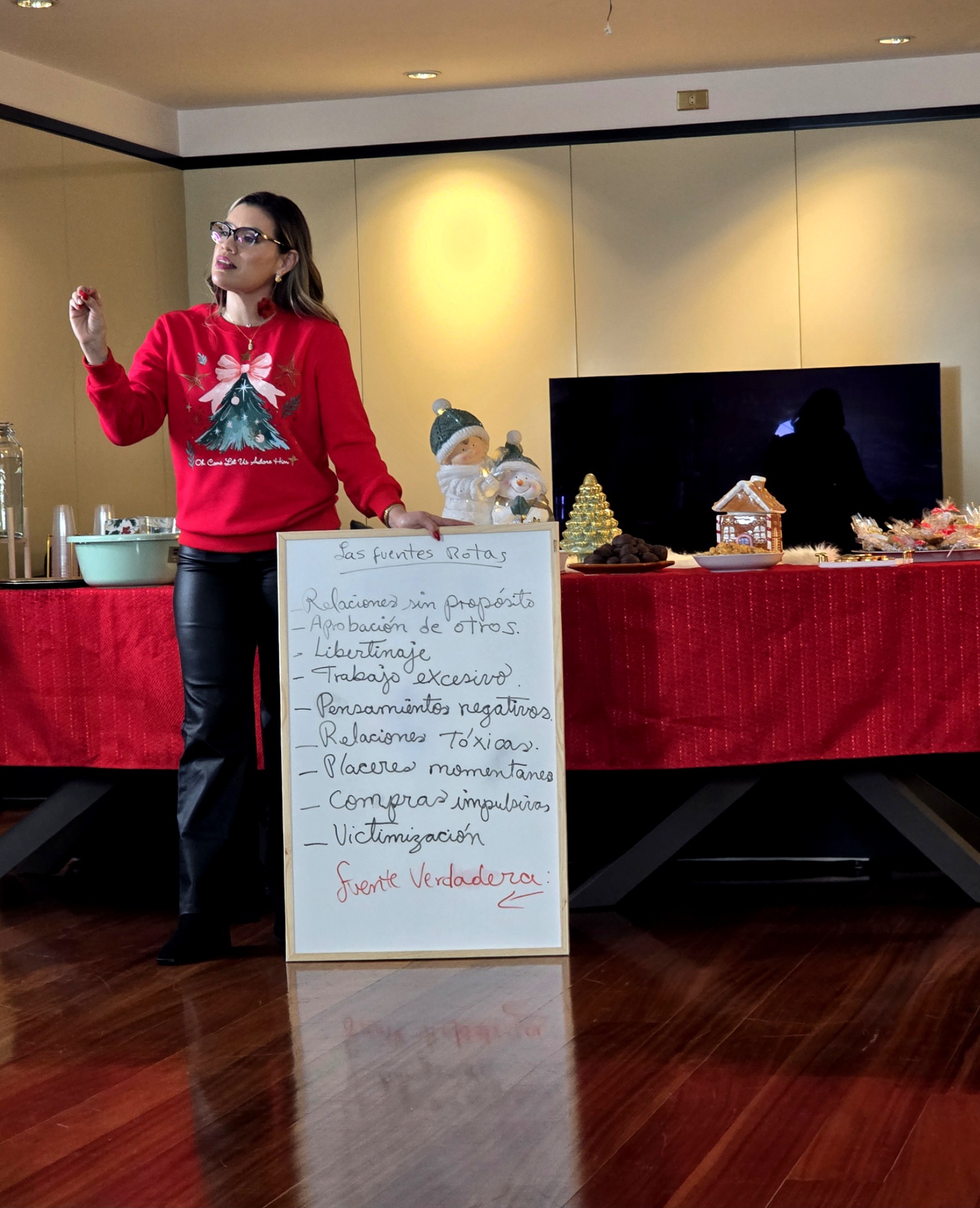 Pastora Cielo Mar enseñando sobre las fuentes rotas