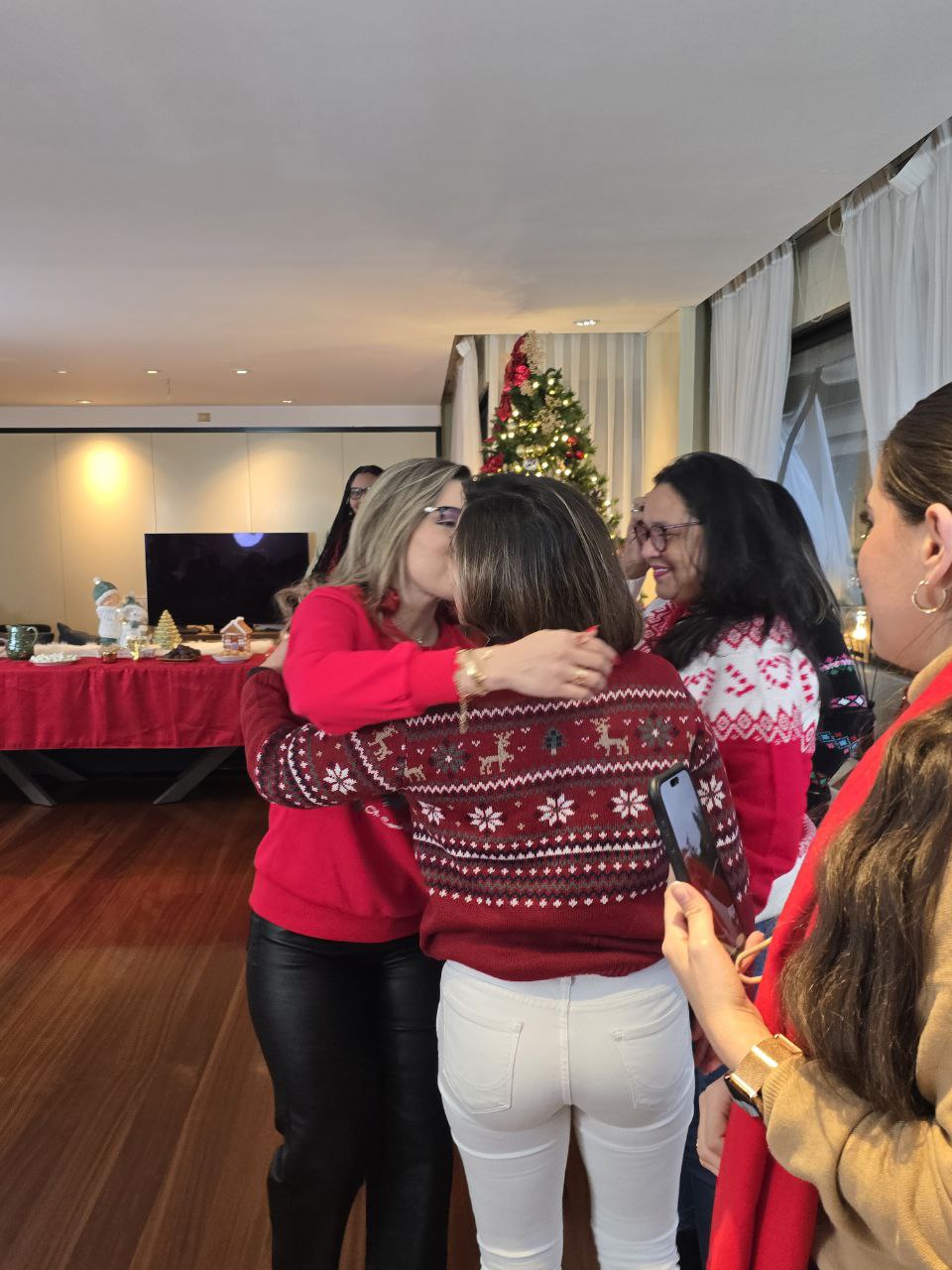 Abrazo entre mujeres en el encuentro