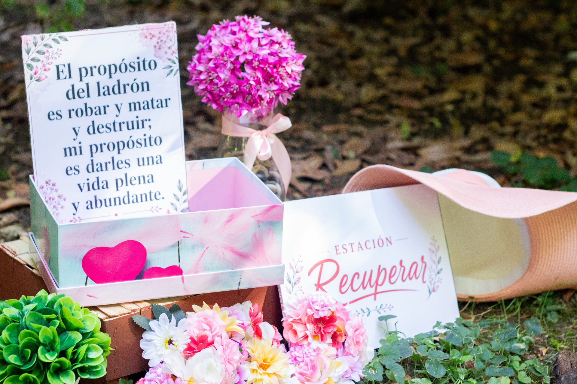 Estación Recuperar con flores y una caja decorada durante el picnic