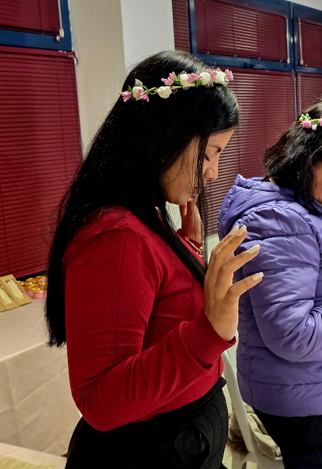 Mujer con corona de flores en actitud de reflexión