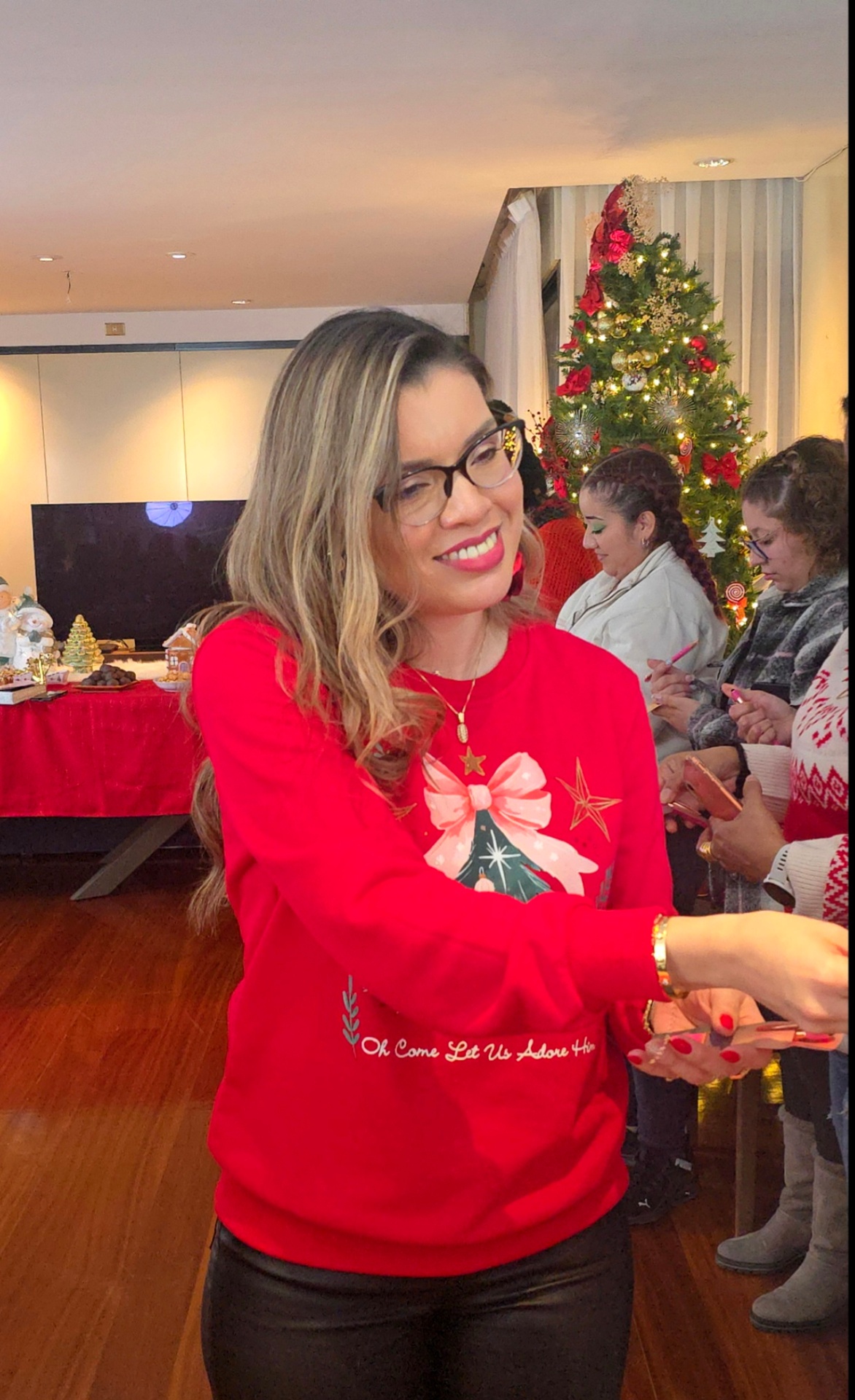 Pastora Cielo Mar sonriendo en el evento navideño