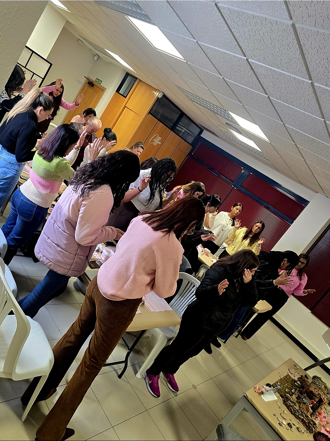 Mujeres orando juntas con las manos levantadas