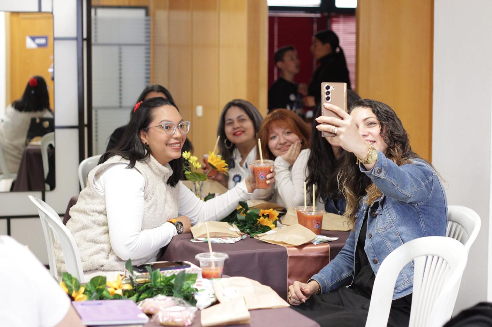 Mujeres compartiendo y tomándose una selfie en un encuentro de la Escuela