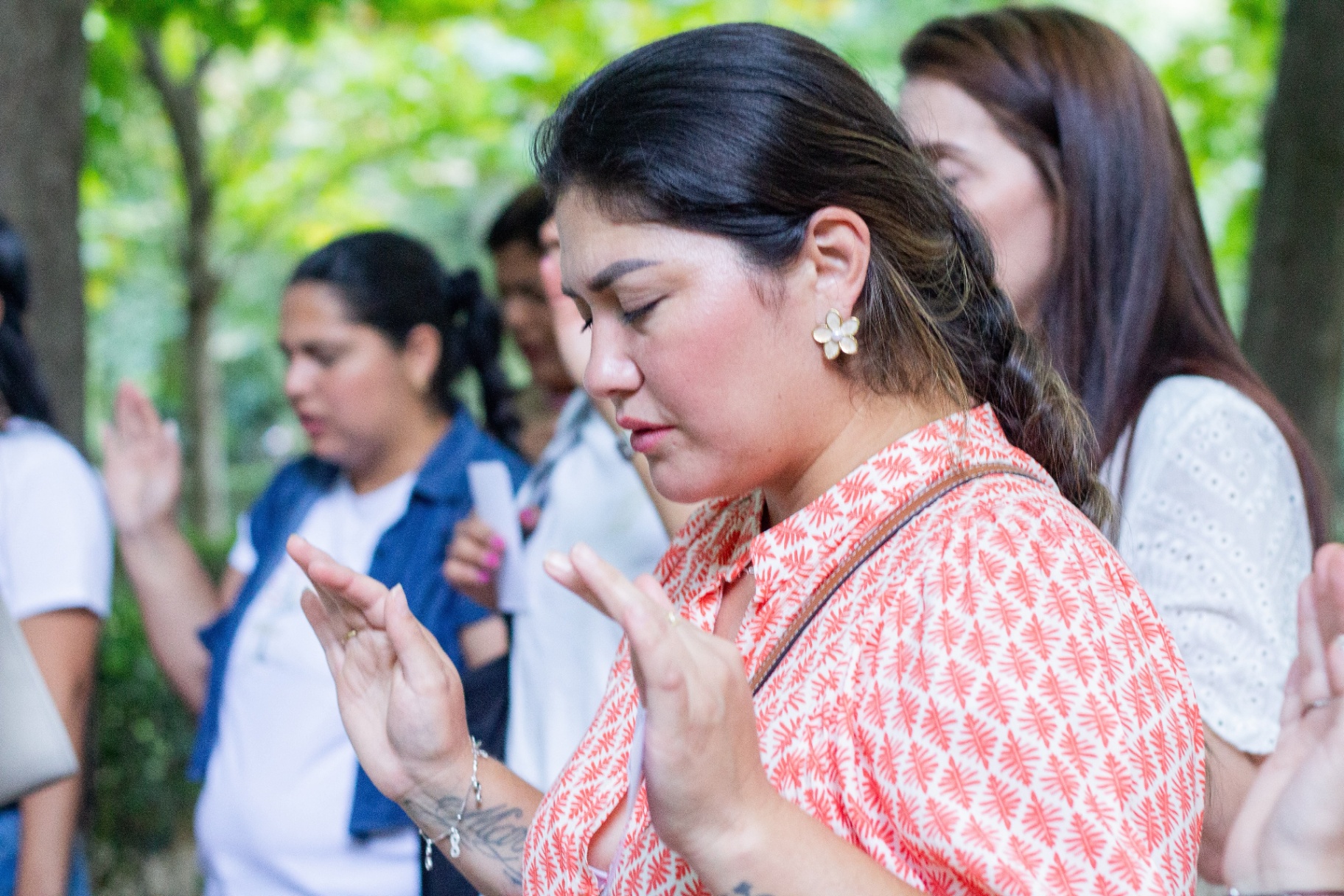 Momento de oración durante el picnic en El Retiro
