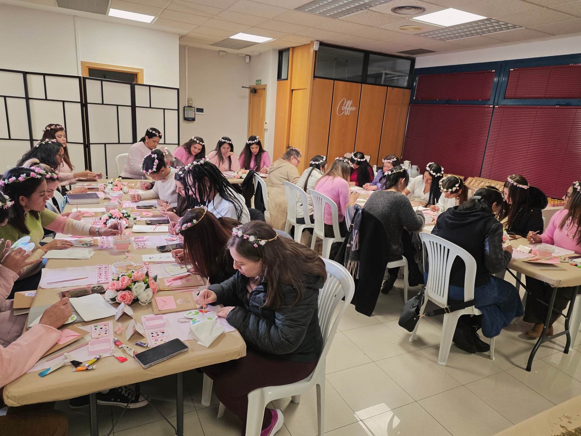 Taller de mujeres con coronas de flores