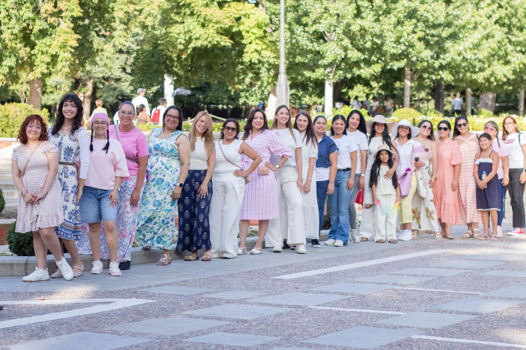 Foto grupal de las asistentes al Gran Picnic Volver a Vivir en El Retiro