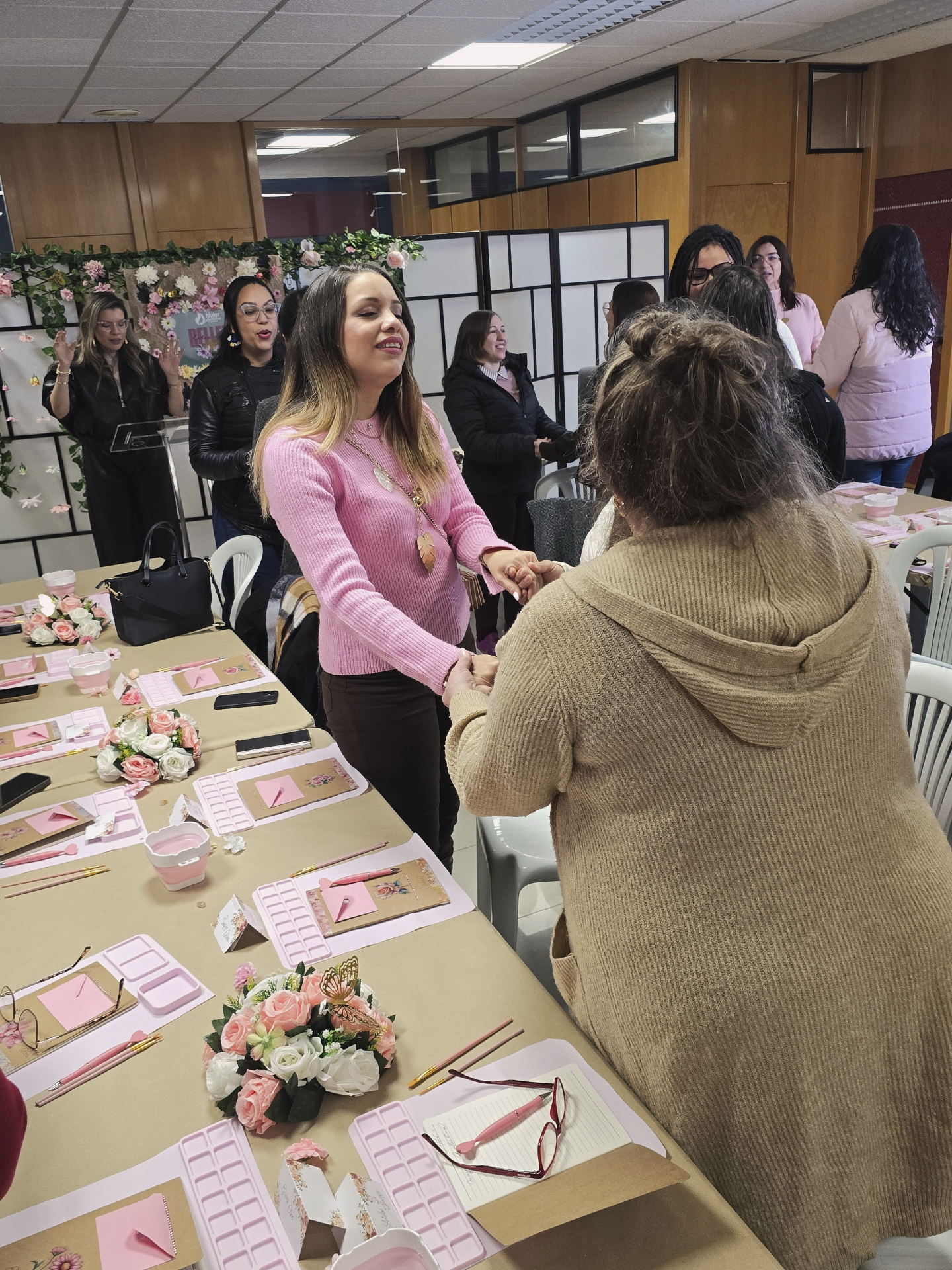 Mujeres tomándose de las manos en oración